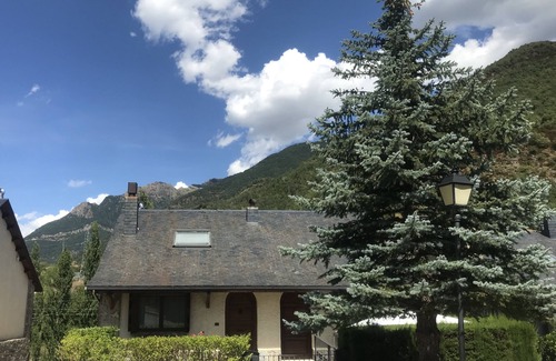 Biescas Chalet De Esquí | Casa rústica familiar en los Pirineos