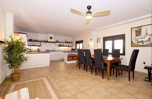 Estepona Villa | Villa familiar rústica con clima, Wifi y piscina, Campo, a poca distancia en coche del centro, playa