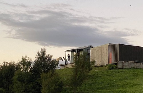 Pukekawa Cabina | Rustic Farm Cabin with 5 Star River Views