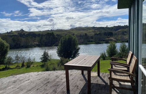 Pukekawa Cabina | Rustic Farm Cabin with 5 Star River Views