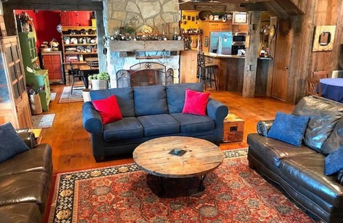 Elmo Casa | Rustic-Farmhouse Estate (6 Acres, Pool & Private Pond)