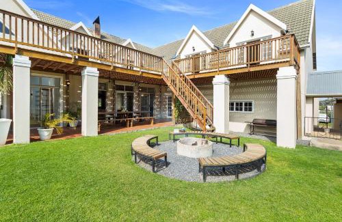 Helderberg Rural Casa | Rustic Farmhouse Retreat with Wood-Fire Hot Tub by Host Agents