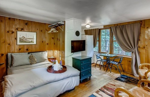 Idaho Springs Cabina | Rustic Funk Waterfront Pet Friendly Cabin