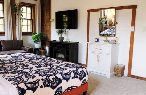 Spottswood Cabina | Osceola Mill is a B&B inn located in the Shenandoah Valley 20 minutes from Lexington and Staunton.