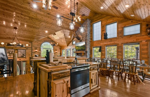Sevierville Cabina | Rustic Hideaway (4-Bedroom Cabin) with Pool by RedAwning