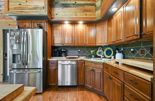 Sevierville Cabina | Rustic Hideaway (4-Bedroom Cabin) with Pool by RedAwning