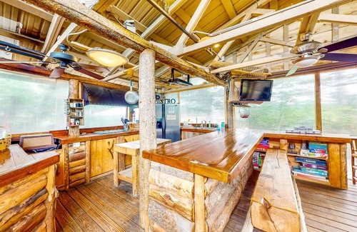 Cedaredge Cabina | Rustic hideaway with great shared amenities