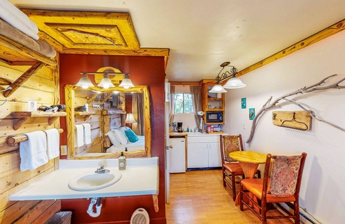 Cedaredge Cabina | Rustic hideaway with great shared amenities