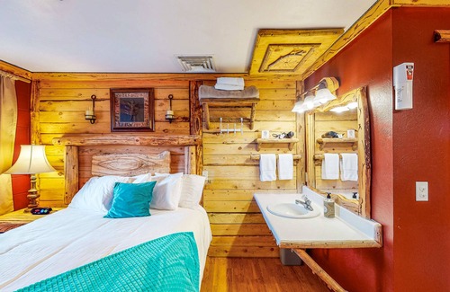 Cedaredge Cabina | Rustic hideaway with great shared amenities