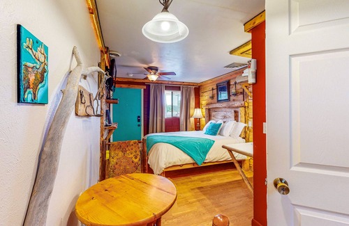 Cedaredge Cabina | Rustic hideaway with great shared amenities