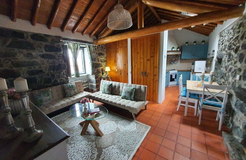 Ponta Delgada Cabaña | Rustic house with garden overlooking the sea in the center of the island
