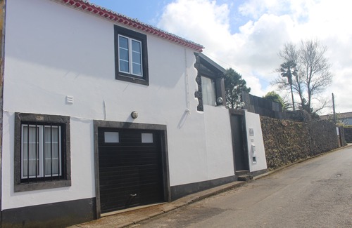 Ponta Delgada Cabaña | Rustic house with garden overlooking the sea in the center of the island