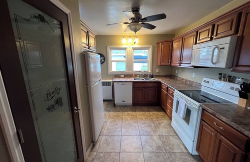 Riverdale Casa | Rustic home only 5 minutes from Lake Sakakawea & Missouri River! Pet-friendly.