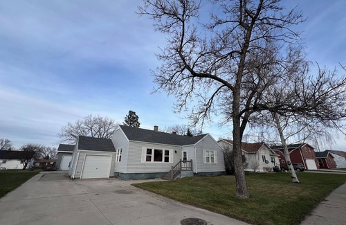 Riverdale Casa | Rustic home only 5 minutes from Lake Sakakawea & Missouri River! Pet-friendly.