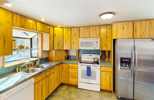 Cripple Creek Casa | Rustic home with mountain views, wood-burning stove, basketball court, & patio