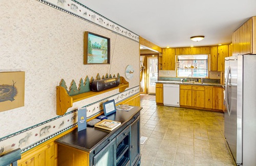 Cripple Creek Casa | Rustic home with mountain views, wood-burning stove, basketball court, & patio