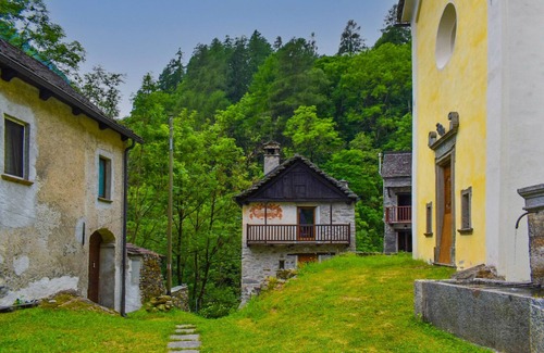 Cerentino Casa | Rustic house surrounded by greenery