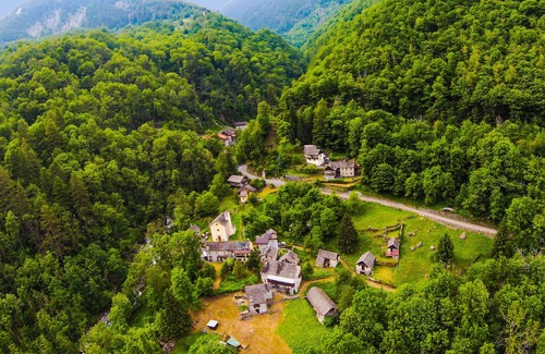 Cerentino Casa | Rustic house surrounded by greenery