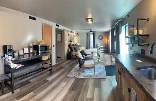 Wisconsin Dells Cabaña | Rustic King Cottage @ Sandstone Rustic Retreat