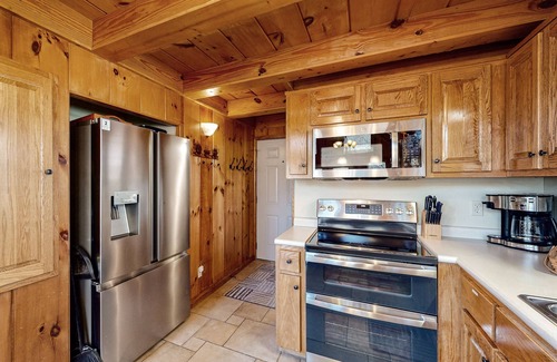 Flat Hollow Marina Cabina | Rustic lakefront retreat with a hot tub, double-deck dock, firepit, grill & deck