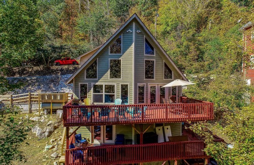 Flat Hollow Marina Cabina | Rustic lakefront retreat with a hot tub, double-deck dock, firepit, grill & deck