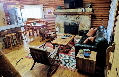 Pine Mountain Club Cabina | Rustic log cabin offering modern conveniences - Pet friendly