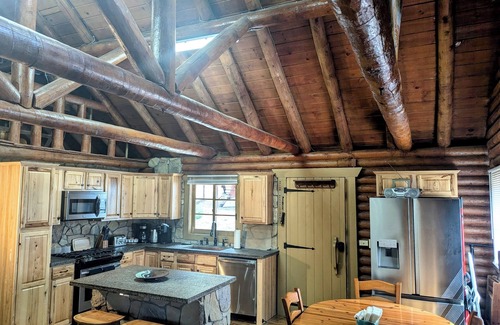 Pine Mountain Club Cabina | Rustic log cabin offering modern conveniences - Pet friendly