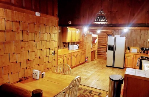 Lisbon Casa | Rustic Log Cabin #3 - "The Lodge"
