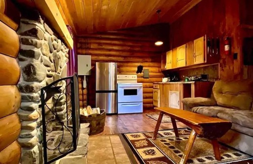 Lisbon Casa | Rustic Log Cabin #6 - "Fireside"