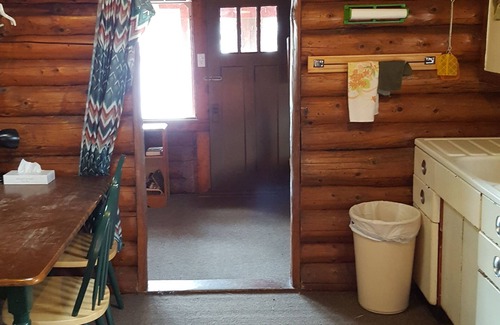 Tomahawk Cabina | Rustic Log Cabin built 1897 just steps from lake