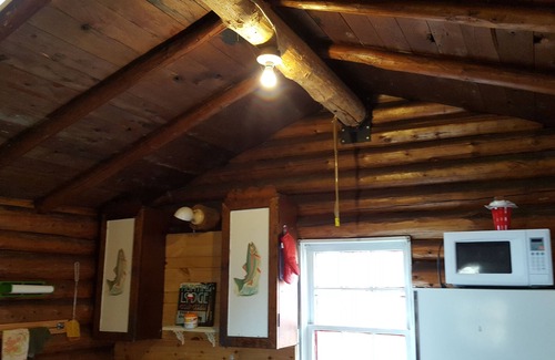 Tomahawk Cabina | Rustic Log Cabin built 1897 just steps from lake