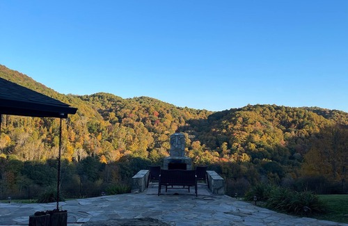 Mars Hill Cabina | Rustic log cabin~ HOT TUB~ Breathtaking mountian views near Hatley Point