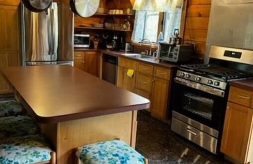 Kresgeville Cabina | Rustic Log Cabin in the Poconos: HOT TUB, FIRE PIT, POOL TABLE, PING PONG TABLE!