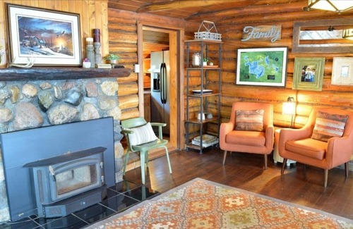 Longville Cabina | Cabaña de madera rústica con pontón, casa de literas y jacuzzi en el hermoso lago Woman