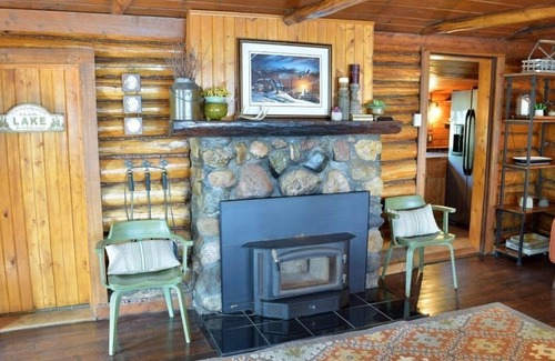 Longville Cabina | Cabaña de madera rústica con pontón, casa de literas y jacuzzi en el hermoso lago Woman