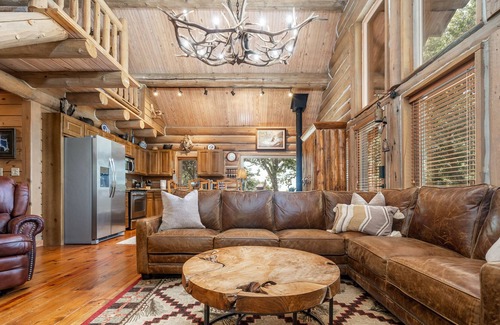 Bixby Cabina | Rustic Log Cabin on 160 Gated Acres! Just 30 minutes from Tulsa!