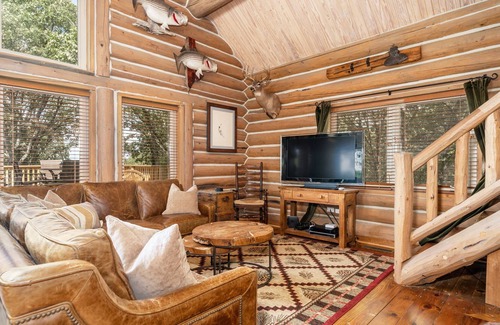 Bixby Cabina | Rustic Log Cabin on 160 Gated Acres! Just 30 minutes from Tulsa!