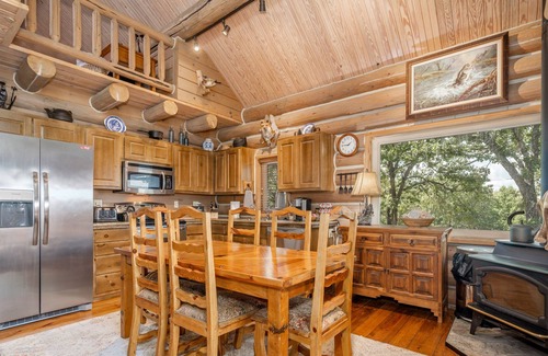 Bixby Cabina | Rustic Log Cabin on 160 Gated Acres! Just 30 minutes from Tulsa!