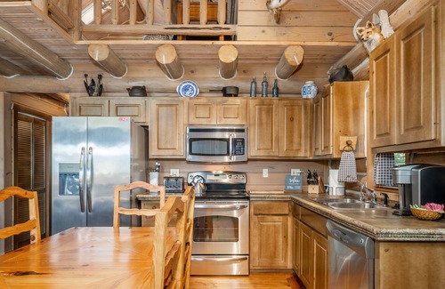 Bixby Cabina | Rustic Log Cabin on 160 Gated Acres! Just 30 minutes from Tulsa!