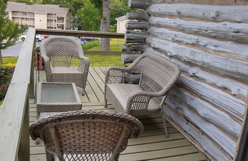 Osage Beach Casa | Rustic Log Cabin