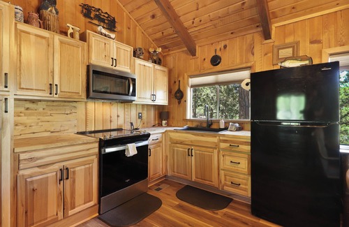 Mammoth Creek Cabina | Rustic Log Cabin | Pet-Friendly, Walk to Lake, Sleeps 6