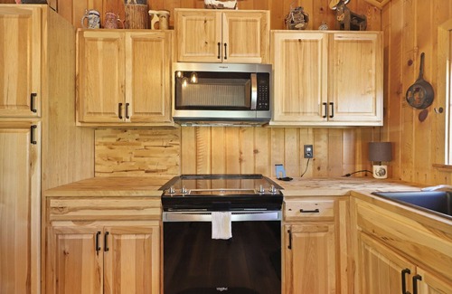 Mammoth Creek Cabina | Rustic Log Cabin | Pet-Friendly, Walk to Lake, Sleeps 6
