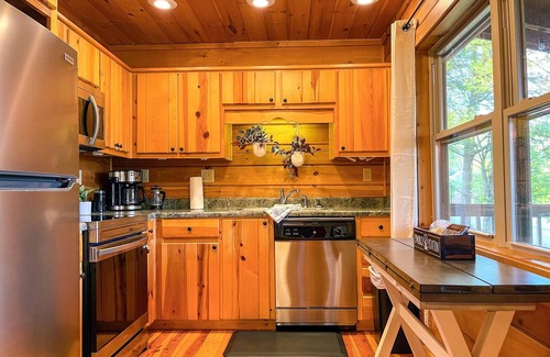 West Jefferson Casa | Rustic Log Cabin TH | Spacious King Suite | Views | Fire Pit | Walk Downtown WJ