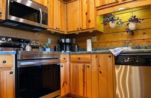 West Jefferson Casa | Rustic Log Cabin TH | Spacious King Suite | Views | Fire Pit | Walk Downtown WJ