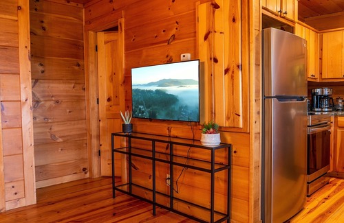 West Jefferson Casa | Rustic Log Cabin TH | Spacious King Suite | Views | Fire Pit | Walk Downtown WJ