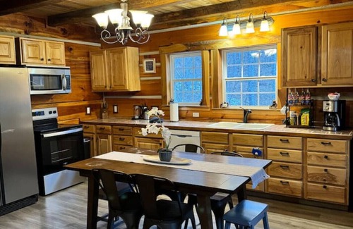 Mars Hill Casa | Rustic log Cabin w/ Pond & Hot tub Tranquil Vibe