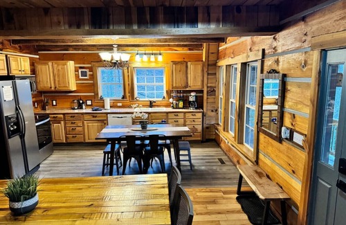 Mars Hill Casa | Rustic log Cabin w/ Pond & Hot tub Tranquil Vibe