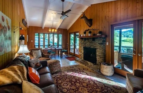 Franklin Cabina | Rustic Log Home - Meadow and Brook