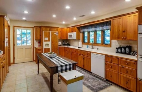 Franklin Cabina | Rustic Log Home - Meadow and Brook