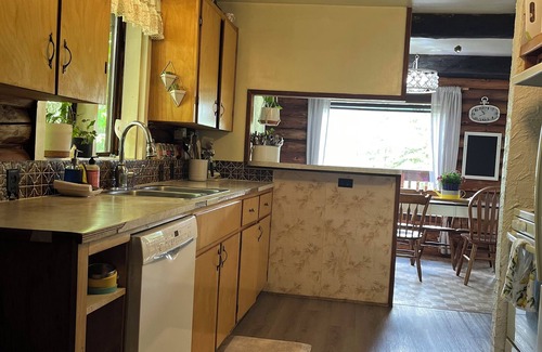 Sicamous Otro | Rustic log home retreat on Mara Hills Golf Resort with lake view.